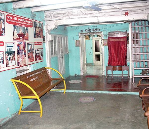 પ્રમુખસ્વામી મહારાજનું દીક્ષિત નામ નારાયણ સ્વરૂપદાસજી હતું. અમદાવાદમાં આવેલી શાહપુર આંબલીની પોળમાં પ્રાચીન સ્વામીનારાયણ મંદિર જે યજ્ઞપરષ પોળ તરીકે પણ ઓળખાય છે ત્યાં માત્ર 28 વર્ષની વયે 1950ની જેઠ સુદ પાંચમના દિવસે શાસ્ત્રી મહારાજની નિશ્રામાં યોજાયેલા કાર્યક્રમમાં તેમને પ્રમુખની પદવી સોંપવામાં આવી હતી. નાની ઉંમરથી જ તેમનામાં રહેલી દિવ્યતાની અનુભૂતિ શાસ્ત્રી મહારાજને થઈ હતી અને ત્યારે તેમણે કહ્યું હતું કે, આ સંસ્થાના પાયા હવે હું પાતાળમાં રોપી રહ્યો છું. તે સમયે ઉપસ્થિત સત્સંગીઓ તેમનો આ ગુઢ રહસ્ય સમજી શક્યા ન હતા.