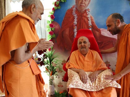 પ્રમુખ સ્વામીના ઉત્તરાધિકારી મહંત સ્વામી વિશે જાણો તમામ માહિતી પ્રમુખ સ્વામીના ઉત્તરાધિકારી મહંત સ્વામી વિશે જાણો તમામ માહિતી