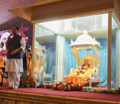 પ્રમુખ સ્વામીના નશ્વર દેહને -10 ડીગ્રી તાપમાન ધરાવતી કાચની પેટીમાં સચવાયો છે પ્રમુખ સ્વામીના નશ્વર દેહને -10 ડીગ્રી તાપમાન ધરાવતી કાચની પેટીમાં સચવાયો છે