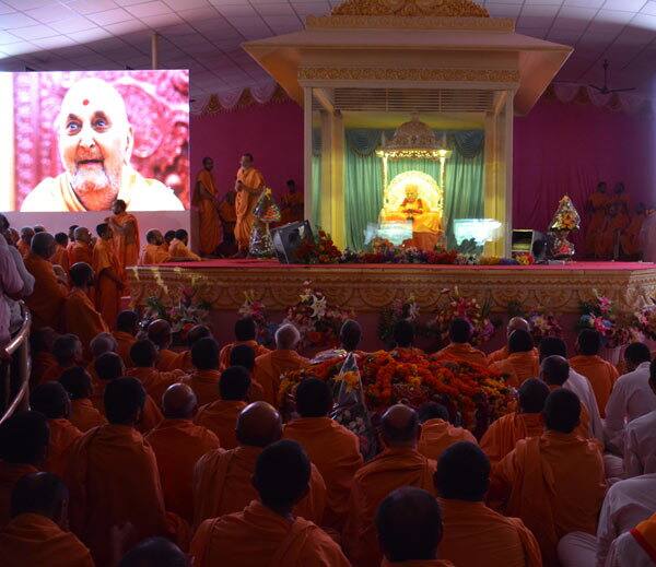 બાપાના નશ્વર દેહને ત્રણ દિવસ સાચવવા માટે 10-10 ફૂટનો ખાસ કાચની પેટી બનાવવામાં આવી છે. તેની રચના એ પ્રકારની છે કે તે ચંદન અને સુખડનું હોય તેવું લાગે છે. પેટીમાં ખાસ પ્રકારનું વાતાનુકુલુન તંત્ર મુકવામાં આવ્યું છે.નશ્વર દેહને સાચવવા માટે -10 ડીગ્રી ટેમ્પ્રેચર મેઇન્ટેઇન કરવામાં આવી રહ્યું છે. જો કે પ્રમુખસ્વામીના પાર્થિવ દેહ પર કોઇ કેમિકલ લગાડાયુ નથી, માત્ર મસ્તક પર ચંદનનો લેપ કરવામાં આવ્યો છે.