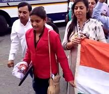 અમદાવાદની તન્ઝીમને કાશ્મીરમાં ન ફરકાવા દેવાયો ત્રિરંગો, શ્રીનગર એરપોર્ટથી જ મોકલાઇ પાછી