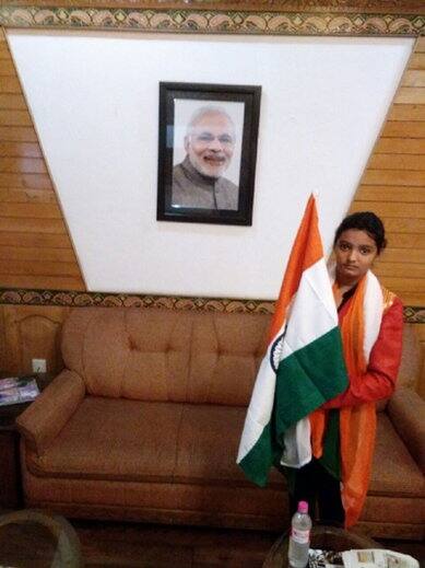 શ્રીનગર પહોંચેલા મેરાણી પરિવારને વીઆઈપી લોન્જમાં લઈ જવાયો હતા, જ્યાં તેમને વીઆઈપી ટ્રિટમેન્ટ આપવામાં આવી હતી. એટલું જ નહીં તમામ અધિકારીઓએ તન્ઝીમને તેણે કરેલા સાહસ બદલ શાબાશી પણ આપી હતી. 