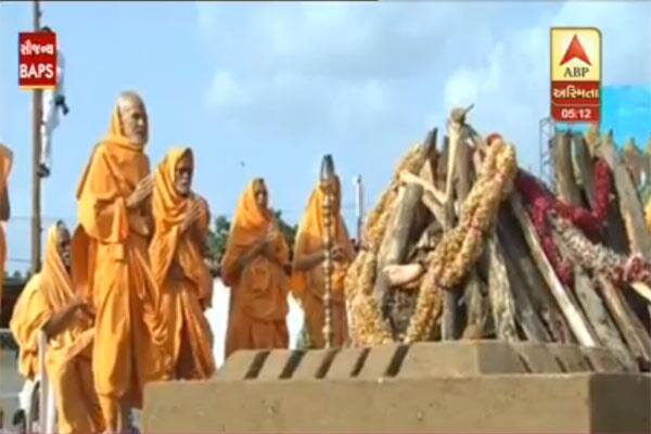 નોંધનીય છે કે બપોરે 11 વાગ્યે પાલખી યાત્રા નીકળવાની હતી પરંતુ તેને રદ કરવામાં આવી છે. બાપાની ઇચ્છા મુજબ તેમની અંતિમવિધિમાં સામાન્ય લાકડાનો જ ઉપયોગ કરાશે. 