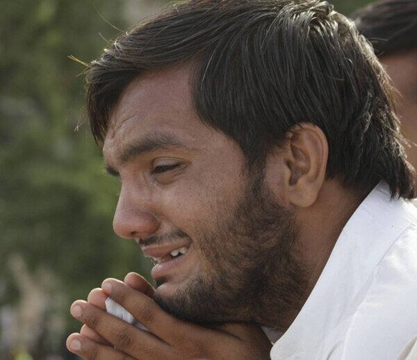 એકબીજાને હિંમત આપી રહેલા હરિભક્તોને સંતો પણ ‘બાપા આપણી વચ્ચે હંમેશા હતા અને રહેશે જ’ તેમ કહી સાંત્વના અને પ્રેરક બળ પૂરું પાડી રહ્યા હતા.બાપાની વેદિકાના સ્થળે હજારો ભાવિકોએ દંડવત્ કર્યા હતા.