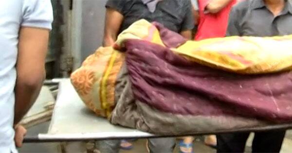 બાપુનગરમાં નબલખા બંગલા પાછળ આવેલા ગુજરાત હાઉસિંગ બોર્ડમાં બીજા માળે નપારામ તેજારામ ભટનાગર પત્ની અને ત્રણ બાળકો સાથે ભાડે રહેતો હતો. કલરકામ કરીને પરિવારનું ગુજરાત ચલાવતા નપારામે પત્નીના ચારિત્ર્ય પર શંકા રાખીને પહેલાં તો હત્યા કરી નાંખી હતી અને પછી પોતે પણ આત્મહત્યા કરી લીધી હતી. આમ, પતિ-પત્ની બંનેના મોત થતાં ત્રણ બાળકો પુત્રી શિવાની (ઉ.વ.15) પુત્ર કિશન (ઉ.વ.8) અને પુત્રી ખુશી (ઉ.વ. 6 ) નિરાધાર બની ગયા છે. બાપુનગર પોલીસે મૃતક પતિ-પત્નીની લાશને પોસ્ટ મોર્ટમ માટે સિવિલ હોસ્પિટલમાં મોકલી આપી ખૂન અને આત્મહત્યાનો ગુનો નોંધ્યો છે. આગળ વાંચો કેવી રીતે થયા હતા નપારામ અને સોનલના લગ્ન?