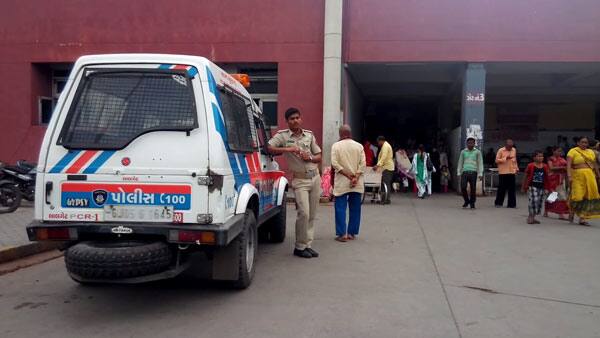 આ અંગેની મળતી વિગત પ્રમાણે અમરોલીના કોસાડ વિસ્તારમાં આવેલા ewsમાં દંપતી પંકજ અને સુરેખા(બંનેના નામ બદલ્યા છે) રહે છે. સુરેખાએ પતિની જાણ બહાર તેના ભત્રીજા સાથે જ લગ્નેત્તર સંબંધ બાંધ્યા હતા. આ સંબંધો આગળ વધતાં બંને વચ્ચે શારીરિક સંબંધો પણ બંધાવાના શરૂ થઈ ગયા હતા. ગઈ કાલે 21મી ઓગસ્ટની રાતે પતિ નોકરીએ ગયો હોવાથી ભત્રીજો કાકી સાથે પ્રણયફાગ ખેલવા આવી પહોંચ્યો હતો. 