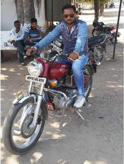 કવાંટ તાલુકાનાં છોડવાણી ગામની 20 વર્ષીય પાર્વતી ભીલ છોટાઉદેપુરનાં સરકારી કન્યા છાત્રાલયમાં રહી એસ.એન.કોલેજમાં અભ્યાસ કરતી હતી. રક્ષાબંધંનને લઈ પાર્વતી પોતાના ગામ આવી હતી. જ્યાં બુધવારે મોડી રાત્રે અચાનક તેણીએ ઝેરી દવા ગટગટાવી લીધી હતી. જેથી પરિવારજનોએ પાર્વતીને તાત્કાલીક છોટાઉદેપુરના ખાનગી દવાખાનામા ખસેડી હતી પરંતુ ટૂંકી સારવાર બાદ પાર્વતીનું મૃત્યુ થયું હતું. પાર્વતીએ મોતને વ્હાલું કરતાં પહેલા એક ચિઠ્ઠી લખી હતી, જેમાં તેણીએ પોતાની વેદના વ્યક્ત કરી હતી. સૂસાઈડ નોટથી આત્મહત્યાનું કારણ સ્પષ્ટ જણાઈ આવે છે કે, કોઈ રોમિયોની હેરાનગતીથી કંટાળી જઈ પાર્વતીએ આ પગલું ભર્યું છે.