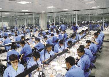 સુરતની કંપનીએ છેલ્લાં એક વર્ષમાં રૂ. 100 કરોડની મજૂરીની રકમ થતી હતી. પણ જાપાનમાં રહેતા પ્રતીક નામના વેપારીએ મજૂરીની રકમ ચૂકવવાનો ઇન્કાર કરી દીધો છે. જોકે, આ નિર્ણયને કારણે સુરત અને મુંબઇના હીરાના વેપારીઓના કરોડો રૂપિયા ફસાયા હોવાનું જાણવા મળે છે. નોંધનીય છે કે મંદીનો સામનો કરી રહેલા હીરાના વ્યવસાયમાં હીરાના વેપારીએ આ રીતે 100 કરોડ રૂપિયાનું ઉઠામણુ કરતા સુરતના હીરાના વેપારીઓમાં ફડફડાડ ફેલાઇ ગયો છે.