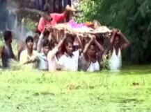MP: દબંગોએ રસ્તો ના આપતા દલિતોએ તળાવમાંથી કાઢી શબયાત્રા