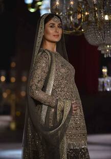 PICS: કરિનાએ બેબી બમ્પ સાથે કર્યુ રેમ્પ વૉક, કરિશ્મા પણ રહી હાજર 