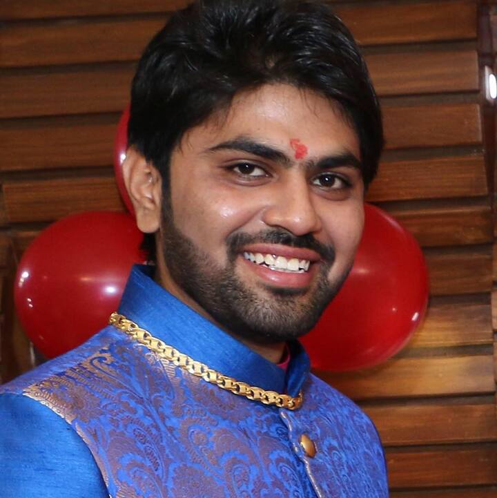 એકબીજા પર કરોડોના કૌભાંડનો પણ આક્ષેપ થયો છે, ત્યારે સુરતના પાટીદાર નેતા અને પાસના કન્વીનર નિખિલ સવાણીએ પાસમાંથી રાજીનામું ધરી દેતાં પાટીદારોમાં ખળભળાટ મચી ગયો છે. નિખિલ સવાણીએ વડોદરા, ભરૂચ અને નર્મદા પાસ મિડીયા કન્વીનર પદેથી રાજીનામુ આપ્યું છે. નિખિલ સવાણી સાથે આ અંગે વાત કરતાં નિખિલે આ વાતની પુષ્ટી કરી હતી. નિખિલ સવાણી આજે સવારે 11.00 વાગે પ્રેસ કોન્ફરન્સ કરવાનો છે, જેમાં મોટો ધડાકો કરી શકે છે.