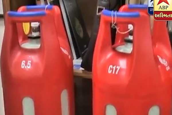 ઇન્ડિયન ઓઈલના ચેરમેન બી. અકશોકે જ્યારે આ વિશે જણાવ્યું કે તેમણે કહ્યું કે આ હળવા સિલિન્ડરને મેળવવા માટે હાલમાં તમારે થોડી રાહ જોવી પડશે. કારણ કે તેના માટે કાયદામાં અનેક ફેરફાર કરવા પડશે. પરંતુ એટલું તો નક્કી છે કે ટૂંકમાં જ તમને ભારે ભરખમ લોખંડના સિલિન્ડરથી છૂટકારો મળવાના કોઈ સમાચાર ચોક્કસ મળશે.