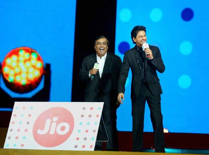 અમે લોકોને સારી ઇન્ટરનેટ ડેટા સુવિધા આપવા માટે j રાઉટર લોન્ચ કરી રહ્યા છીએ. અમે 2999 રૂપિયામાં 4GLTE ડિવાઈસ ઓફર કરી રહ્યા છીએ. જે લોકો માટે એફોર્ડેબલ છે. 2017 સુધી અમે ભારતના 90 ટકા લોકો સુધી અમારી પહોંચ હશે. ભારતના લોકોની વચ્ચે જિઓ ડિજિટલ માતૃભાષાની જેમ જ હશે. અમે ભવિષ્યમાં 5G અને 6G માટે તૈયાર છે. જિઓના નેટવર્ક અંતર્ગત 18 હજાર શહેર અને 2 લાખ ગામડા સુધી પોતાની સુવિધા પહોંચાડશે.