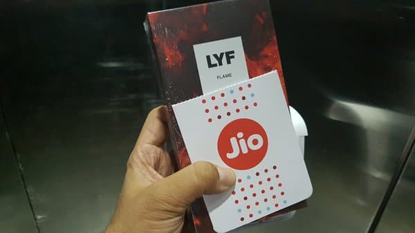 જિઓ ટેરિફમાં યૂઝરને માત્ર એક સર્વિસ માટે રૂપિયા આપવા પડશે. તમને જિઓ-ટૂ-જિઓ સમગ્ર દેશમાં ફ્રી કોલ કરી શકશો. 30 હજાર સ્કૂલમાં ફ્રી વાઈ-ફાઈની સુવિધા મળશે. અમે દેશના દરેક વિદ્યાર્થીનું ખાસ ધ્યાન રાખીએ છીએ અને અમે તેના માટે એક ખાસ પ્લાનની જાહેરાત કરી છે. દરેક વિદ્યાર્થીને 25 ટકા વધારે ડેટા આપવામાં આવશે. જિઓએ પોતાના ડેટા ટેરિફ લોન્ચ કર્યા, જે અન્ય ટેલીકોમ કંપનીઓની તુલનામાં ખૂબ જ ઓછા છે.