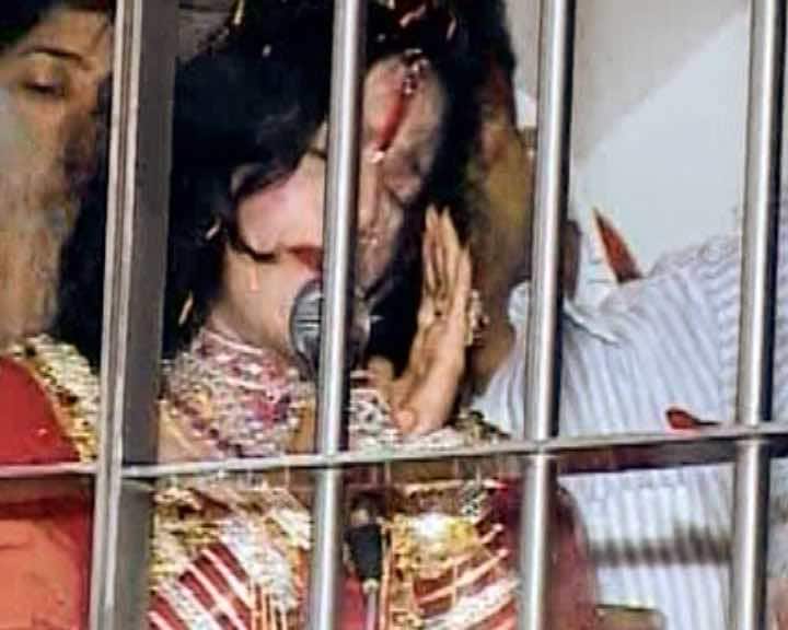 હાલમાં વૃદ્ધ મનમોહન ગુપ્તાની ફરિયાદ બાદ પોલિસે આ મામલે તપાસ શરૂ કરી દીધી છે અને રાધે માંના આ નવા કાંડની કહાની સામે આવ્યા પછી ફરી એક વખત મુશ્કેલીમાં ફસાઈ ગઈ છે વિવાદિત રાધે માં.