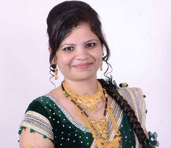 આશાએ હિતેશને ઉઘાડો પાડવાની ધમકી આપી બ્લેકમેઈલિંગ શરૂ કર્યું હતું. હિતેશ ફરી આવું નહીં કરવાની ખાતરી અપી છૂટાછેડાના ફોર્મ પર સહી કરી આપે તો પોતે હિતેશ સાથે રહેશે, નહિતર બાળકોને લઇ પિયર રહેવા ચાલી જશે એવી ધમકી પણ આપતી હતી. હિતેશનો સાળો પિન્ટુ ઉર્ફે ડો. પ્રદીપ નરસી ડાંખરા (રહે. રિવેરા લોરાઇટ્સ, સુદામાચોક, મોટાવરાછા) પણ ધમકી આપી પરેશાન કરતો. 