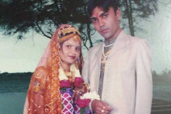 આશા અને પિન્ટુ હિતેશ પાસે છૂટાછેડાના ફોર્મ પર જબરદસ્તીથી સહી કરાવી લીધ હતી. એ પછી આશા બંને બાળકોને લઇ પિયર રહેવા ચાલી ગઇ હતી. બે મહિનાથી તે પિયર રહેતી હતી અને હિતેશ સામે કેસ કરવાની ધમકી આપતી હતી. પાંચ દિવસ પહેલાં આશા ઘરે આવી હતી અને પોતાના ઘરેણાં-કપડાં લઇ લીધા બાદ કબાટને તાળું મારી ચાલી ગઇ હતી. 