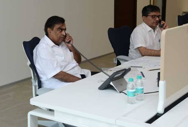 આકાશ અને ઈશા અંબાણી પોતાનો અભ્યાસ પૂર્ણ કરીને રિલાયન્સ ઇન્ડસ્ટ્રીઝની જ 4G ટેલિકૉમ કંપનીમાં ડાયરેક્ટર તરીકે જોડાયા. આ બન્ને અંબાણી પરિવારના વિશ્વાસુ મનોજ મોદી સાથે બિઝનેસના પાઠ ભણ્યા છે. 