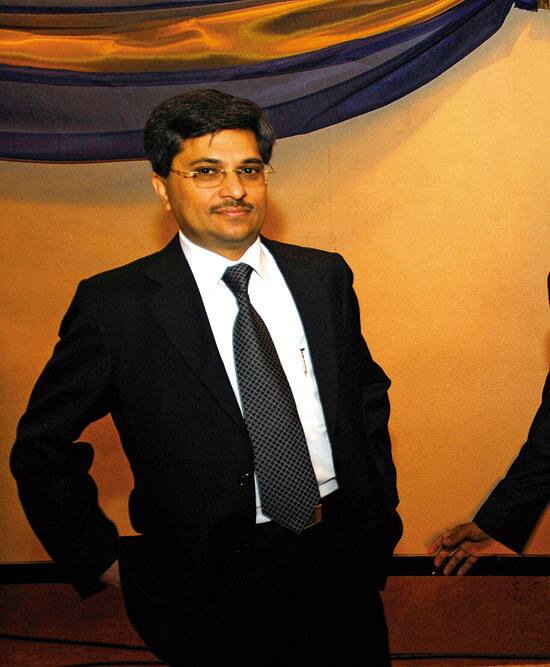 રિલાયન્સ જૂથના ભાગલાના સાત વર્ષ પછી મુકેશ અંબાણીની માલિકીવાળી રિલાયન્સ જિયો ઈન્ફોકોમે 4જી સર્વિસ શરૂ કરવા માટે અનિલ અંબાણીની કંપની આરકોમ સાથે રૂ. 1200 કરોડના કરાર કર્યો હતો. આ કરાર પાછળ ત્રણ લોકોએ ચાવીરૂપ ભૂમિકા ભજવી હોવાનું માનવામાં આવે છે. આ લોકોમાં કોકિલાબેન, મુકેશ અંબાણીના વિશ્વાસું મનોજ મોદી અને અનિલ અંબાણીના વિશ્વાસું અમિતાભ ઝુનઝુનવાલાનો સમાવેશ થાય છે.