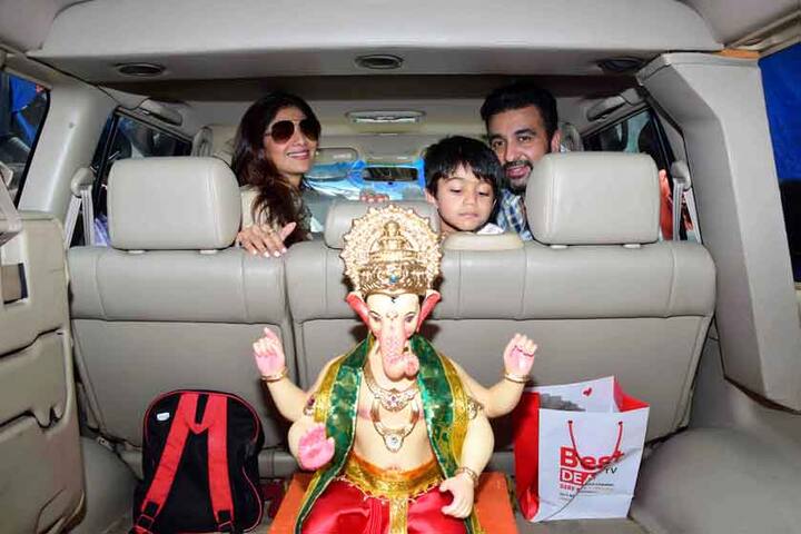 શિલ્પા શેટ્ટી પતિ રાજ અને દિકરા સાથે ગણપતિ લેવા પહોંચી હતી. 