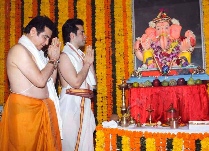 અભિનેતા જીતેન્દ્ર કપૂર દિકરા તુષાર સાથે ગણપતિની પૂજા કરી હતી.