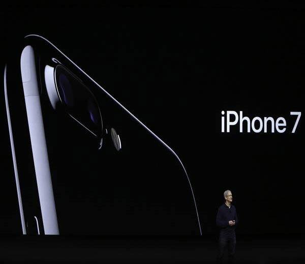 એરપોડ્સઃ કંપનીએ ફ્યૂચરને ધ્યાનમાં રાખીને વાયરલેસ એરફોન લોન્ચ કર્યા છે જેનું નામ એરપોડ આપવામાં આવ્યું છે. આ એરપોડ એપલ વોચ અને આઈફોન બન્ને સાથે કનેક્ટ થઈ શકશે. તેની કિંમત 159 ડોલર છે જે ઓક્ટોબરથી બજારમાં ઉપલબ્ધ હશે. 