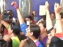 દિલ્હીઃ રેલવે સ્ટેશન પર કેજરીવાલનો વિરોધ, ભાજપ મહિલા મોર્ચાએ બતાવી બંગડી