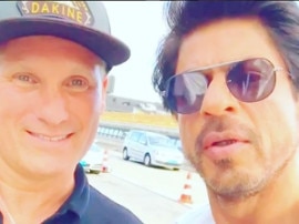 Shahrukh Khan Teaches Dutch Man Hindi Tongue Twister Video: SRKએ આ રીતે ડચ વ્યક્તિને શીખવાડ્યું 'કચ્ચા પાપડ, પક્કા પાપડ'