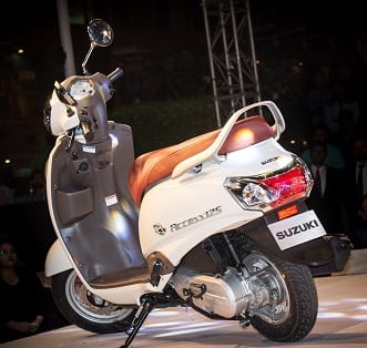 સુઝુકી એક્સેસ 125માં 124 સીસી, સિંગલ-સિલિન્ડર, એર-કૂલ્ડ એન્જિન લાગેલ છે જે 8.58 બીએચપનો પાવર અને 10.2Nmનો ટોર્ક જનરેટ કરે છે. આ સ્કૂટરમાં ટેલિસ્કોપિક ફોર્ક અને ડિસ્ક બ્રેક લગાવવામાં આવ્યા છે જ્યારે ડ્યુઅલ બ્રેકની સાથે આ સ્કૂટર ઓપ્શન ઓપ્શન તરીકે ઉપલબ્ધ છે. કંપનીના દાવા અનુસાર આ સ્કૂટર 64 કિલોમીટર પ્રતિ લિટરની માઈલેજ આપે છે. સુઝુકીના આ સ્કૂટરની સ્પર્ધા હોન્ડા એક્ટિવા 125 અને વેસ્પા વીએક્સ સાથે છે. 