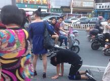 ચીની યુવતીએ બોયફ્રેન્ડના ગળામાં પટ્ટો નાંખી રસ્તા પર કૂતરાની જેમ ચલાવ્યો, પછી શું થયું, જાણો 