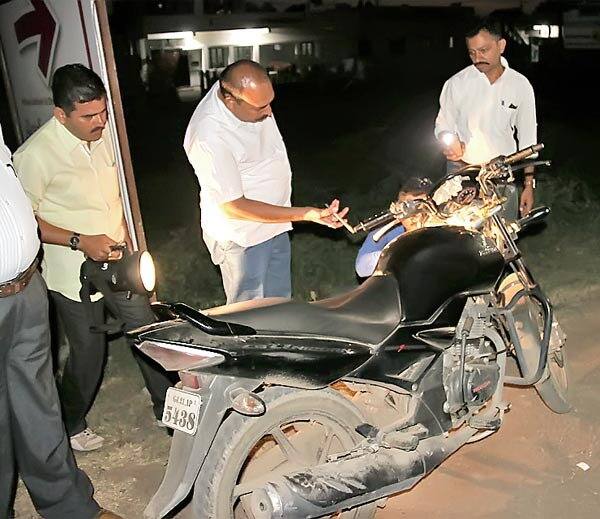 હત્યા પછી મોડીરાતે મૃતકના પત્ની જયોત્સનાબેને નોંધાવેલી ફરિયાદમાં હત્યારા તરીકે સતિષ આહીર અને પિન્ટુ દરબારના નામ આપ્યા હતા. જેમની પાસેથી સુરેશભાઈએ એક વર્ષ પહેલાં રૂ.2 લાખ વ્યાજે લીધા હતા. આ મામલે અવારનવાર ધાકધમકી અપાઈ હતી. હત્યારાઓથી ખતરો હોવાની અરજી મૃતકે 9 મહિના પહેલાં પોલીસ કમિશનરને કરી હતી.