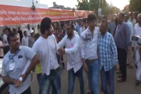 બંને યુવાને વાઘાણીના ભૂતપૂર્વ ડ્રાઇવર રાયસિંહ, પીએસઆઈ ગોહિલ, પીઆઇ ટાંક, પોલીસ કોન્સ્ટેબલ ભૈરવદાન ગઢવી, અરિવંદભાઇ, કીરીટભાઇ પંડ્યા અને બીજા ત્રણ પોલીસે તેને તથા કેયુરભાઇને મેદાનમાંથી બહાર લઇ જઇ ગુપ્તાંગના ભાગે માર મારી સોનાની રૂદ્રાક્ષની માળાની લૂંટ ચલાવ્યાની ફરિયાદ નોંધાવી છે.