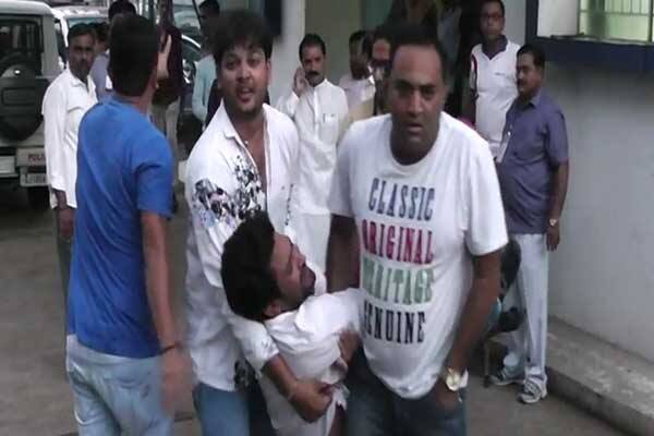 રાયસિંહે ફરિયાદ નોંધાવી છે કે પોતે ના પાતાં ઉશ્કેરાયેલા બંને યુવાનોએ પોતાને ગાળો આપી હતી અને રાયસિંહ સાથે ઝપાઝપી કરી હતી. ઝપાઝપી દરમિયાન બંનેએ રાયસિંહની સોનાની ચેન તોડી લૂંટી લીધી હતી તેવી ફરિયાદ નોંધાવતાં પોલીસે ગુનો નોંધી તપાસ હાથ ધરી છે. 