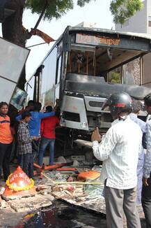  અ\'વાદ: પેસેજરો ફરેલી  BRTS બસ હનુમાન મંદિરમાં ઘૂસી, મૂર્તિનો આબાદ બચાવ, જુઓ તસવીરો 