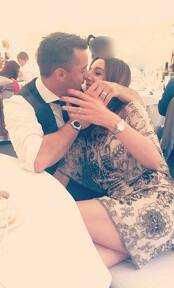 સાઈમને સાથે જ જાહેરાતમાં લખ્યું છે કે જો કોઈ તેની પત્નીને બદલે કોઈ યુવા મોડલની ઓફર આપશે તો તે તેના પર વિચાર કરી શકે છે. બ્યૂટી થેરાપિસ્ટ તરીકે કામ કરનાર લિએન્ડ્રાએ કહ્યું, હું ખૂબ જ ગુસ્સામાં હતી, હું તેને મારી નાખવા માગતી હતી. હું જ્યાં કામ કરું છું ત્યાં બધાએ આ જાહેરાત જોઈ અને તે પાગલની જેમ હસી રહ્યા હતા. તેણે માત્ર મને વેચવા જ ન મૂકી પરંતુ મારી ખૂબ જ ખરાબ તસવીરો પણ મૂકી. સાઈમનને કહ્યું કે, સંભવાતિ વેન્ડર્સે કેટલાક ખરાબ મેસેજ પણ મોકલ્યા પરંતુ તેમાંથી મોટા ભાગના જવાબ હસાવે તેવા હતા. ઈબે પરથી જાહેરાત હટાવ્યા બાદ તેણે કહ્યું કે, તે તેનાથી નિરાશ છે કારણ કે તે જોવા માગતો હતો કે બોલી કેટલી ઉંચી લાગે છે. જોકે સાઈમનને સ્પષ્ટ કર્યું છે કે, તેણે આવું લોકોને હસાવવા માટે કર્યું છે. તેની પાછળ તેનો કોઈ અન્ય ઉદ્દેશ ન હતો.