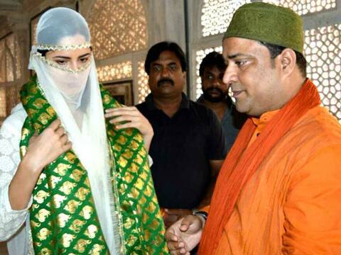 PICS: કેટરિનાએ દરગાહ પર ચડાવી ચાદર, જોવા મળી આવા અંદાજમાં PICS: કેટરિનાએ દરગાહ પર ચડાવી ચાદર, જોવા મળી આવા અંદાજમાં