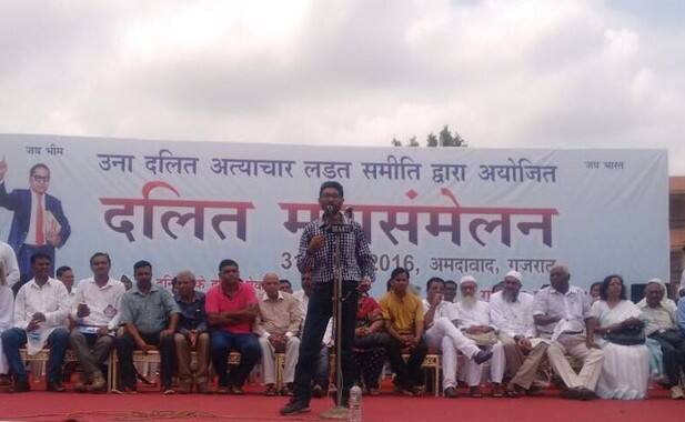 ઉલ્લેખનીય છે કે, ઉના કાંડ બાદ ઉનાલ દલિત અત્યાચાર સમિતિએ સરકાર સમક્ષ વિવિધ માંગણીઓ મુકી છે. આ પહેલા રેલ રોકો આંદોલન અંગે ઉના દલિત અત્યાર સમિતિએ જણાવ્યું હતું કે, અમારી તમામ માંગણીઓ ન્યાયી અને વ્યાજબી અને બંધારણીય છે તો મહેસુલ કાયદાની જોગવાઇ હેઠળ ગુજરાતની સરકાર ભૂમિવીહીન દલિતોને એક ઇંચ જમીન ફાળવવા તૈયાર નથી તથા ફાળવેલી જમીનનો માંગણી કરી રહ્યા છે તેને સોંપવા તૈયાર નથી. દલિત ઉપર ઉના અને અમરેલીમાં થયેલા ખોટા કેસો પરત લેવા તૈયાર નથી. 50 હજાર દલિતોના બેકલોગ ભરવા તૈયાર નથી એ સંજોગોમાં ભીમ રથને આગળ વધારવા રેલ રોકવી જ પડશે. 