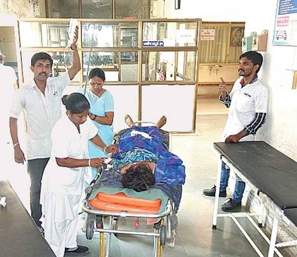 ગલે ખીણમાં કૂદી જતા નજીકમાં આવેલ હોટલ માલિક જયેશભાઇએ પાવાગઢ પોલીસ અને સરપંચને બનાવ અંગેની જાણ કરતા પાવાગઢ પોલીસ સ્ટાફ અને 108ની ટીમ સાથે ઘટના સ્થળે દોડી આવ્યા હતા. જ્યાં સ્થાનિકો સાથે મળી એક કલાકની ભારે જહેમત રેસ્કયુ ઓપરેશન બાદ ગંભીર રીતે ઘવાયેલા યુવક યુવતીને બહાર કાઢી સારવાર માટે 108 દ્વારા હાલોલ રેફરલ હોસ્પિટલમાં લવાયા હતા. જ્યાં બંનેની પુછપરછમાં યુવતીએ પોતાનું નામ યામીની મગનભાઇ પરમાર(ઉવ.20, રહે. જંબુસર, તા.પાદરા), જ્યારે યુવક રવી રમેશભાઇ ગારી (ઉવ.19,રહે.લીમડી,જી.દાહોદ)હોવાનું જાણવા મળ્યું હતું. 