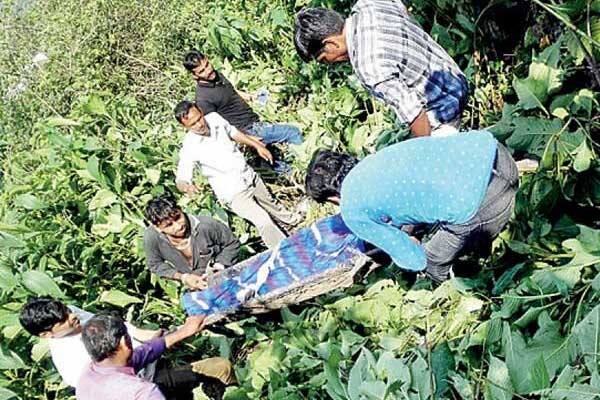 આ અંગેની મળતી માહિતી પ્રમાણે પાવાગઢ તારાપુર ખાતે ગઈ કાલે સવારે નવ વાગ્યાની આસપાસ પાવાગઢ ડુંગર ઉપર આવેલા તારાપુર નજીકથી પાદરા તાલુકાના જંબુસરની યુવતી અને દાહોદ જીલ્લાના લીમડી ગામના યુવકે 3 હજાર ફુટ ઉંડી ખીણમાં મોતની છલાંગ લગાવી આત્મહત્યાનો પ્રયાસ કર્યો હતો. પાવાગઢ ડુંગર ઉપર મોતની છલાંગ લગાવનાર પ્રેમીએ પહેલાં યુવતીને ગળામાં મંગળસૂત્ર પહેરાવ્યુ હતું. તેમજ સેંથામાં સિંદૂર પુરીને પ્રેમલગ્ન કર્યા હતા. આ પછી બંનેએ આત્મહત્યાનો પ્રયાસ કર્યો હતો. ગંભીર રીતે ઘવાયેલા બન્નેને સારવાર માટે હાલોલની રેફરલ હોસ્પિટલમાં લવાયા હતા. જયાં યુવતીની હાલત નાજુક હોવાનું જાણવા મળે છે. બનાવ અંગે પાવાગઢ પોલીસે તપાસ હાથ ધરી છે.