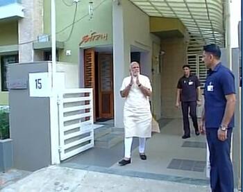 માતાની મુલાકાત લઈને રાયસણથી રવાના થતા પીએમ મોદી