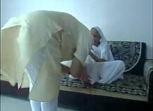 PM મોદી પ્રોટોકોલ તોડી સુરક્ષા વગર પહોંચ્યા માતાને મળવા, પગે લાગી લીધા આશીર્વાદ