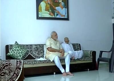 બોપલથી ગાંધીનગર પહોંચી 12 વાગ્યાની આસપાસ હેલિકોપ્ટર મારફતે લીમખેડા જશે. લીમખેડામાં સિંચાઈ યોજનાનું ખાતમુહૂર્ત કરશે. બપોરે 2 વાગ્યે લીમખેડાથી નવસારી પહોંચશે અને ત્યાંથી જમાલપોર જશે. જમાલપોરમાં સામાજિક અધિકારીતા કાર્યક્રમમાં દિવ્યાંગ બાળકોને કિટનું વિતરણ કરશે અને સભા સંબોધશે. સાંજે 4 વાગ્યા પછી નવસારીથી સુરત એરપોર્ટ પહોંચશે. સાંજે સાડા પાંચ વાગ્યાની આસપાસ સુરતથી દિલ્હી જવા માટે રવાના થશે.