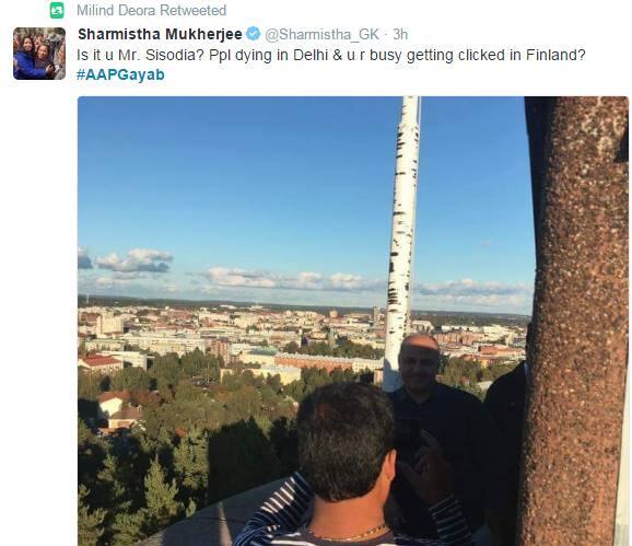 લોકોનું કહેવું છે કે, દિલ્હીમાં લોકો મરી રહ્યા છે અને મનીષ સિસોદિયા દેશની બહાર મોજ કરી રહ્યા છે. 