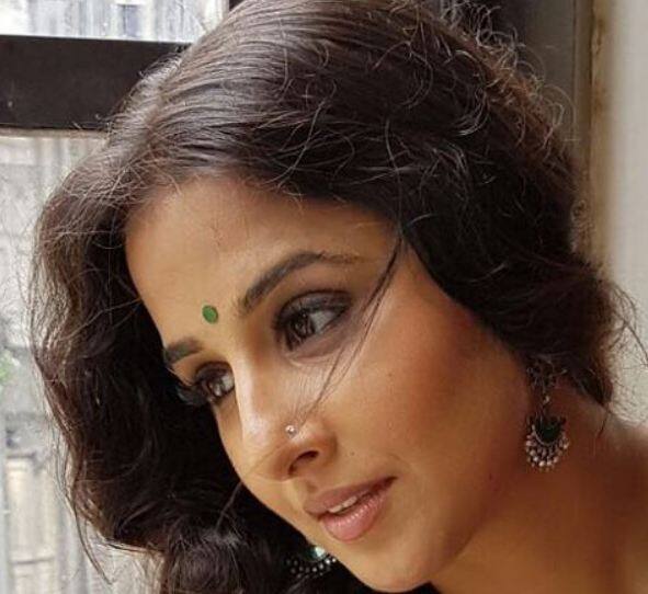 વિદ્યા બાલનના બે પાડોશીઓ શાહિદ કપૂરને શુક્રવારે બીએમસીએ નોટિસ ફટકારી છે. જુહૂ તારા રોડ પર તેના એપાર્ટમેંટમાં એડિસ એજિપ્ટ મચ્છરોને રોકવામાં તે નિષ્ફળ રહ્યા છે. 