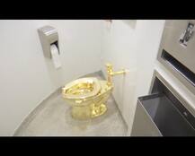 ન્યૂયોર્કઃ મ્યૂઝિયમમાં પબ્લિક યૂઝ માટે 18 કેરેટ ગોલ્ડનું ટોયલેટ લગાવવામાં આવ્યું