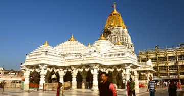 ફક્ત સાત દિવસમાં અંબાજી મંદિરને મળ્યુ કરોડો રૂપિયાનું દાન, જાણો અન્ય વિગતો ફક્ત સાત દિવસમાં અંબાજી મંદિરને મળ્યુ કરોડો રૂપિયાનું દાન, જાણો અન્ય વિગતો