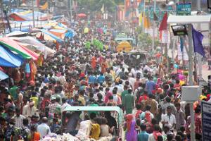 ઉપરાંત 4,03,265 લોકોએ મા અંબાજીનો પ્રસાદ લીધો હતો. 16,150 ધ્વજારોહણ કરવામાં આવી હતી. 2.50 કરોડ રૂપિયા ભંડારામાં કુલ દાન મળ્યુ હતું. 19,42,757 પ્રસાદ પેકેટ વિતરણ કરવામાં આવ્યા હતા. 