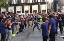 iPhone 7નો જબરદસ્ત ક્રેઝઃ કલાકો સુધી લાઈનમાં ઉભા રહીને ખરીદ્યા બાદ લોકો ડાન્સ કરવા લાગ્યા