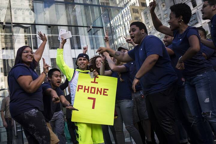 એપલ મેપ્સમાં નવા ફીચર્સ સામેલ કરવામાં આવ્યા છે, જે મેપ્સ આસપાસ રહેલી હોટલથી માંડીને ટ્રાફિક અપડેટ્સ કહેશે. 