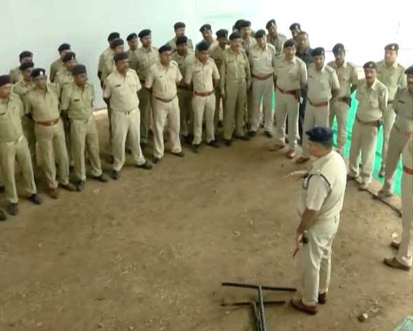 આ ઘટનામાં સંડોવાયેલા પીએસઆઈ ઝોન-6ના ડીસીપી રાજન સુસરાના રીડર પીએસઆઈ આર.એફ. ચૌધરી છે. શુક્રવારે સાંજે ઝોન-4ના ડીસીપી એસ.કે. ગઢવીએ ચૌધરીને લાકડી મારી હતી ને જવાબમાં ચૌધરીએ ગઢવીને પોલીસ અધિકારીઓની હાજરીમાં જ તમાચો ઠોકી દીધો હતો.